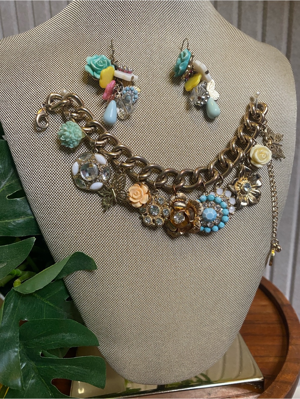 VTG flower Butterfly Gold Tone Chunky Bling charm Bracelet Earrings Set Whimsica